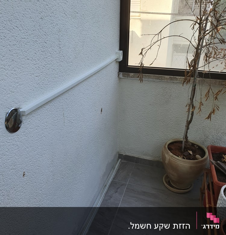 שקע חשמל מותקן על קיר עם תעלה חשמלית